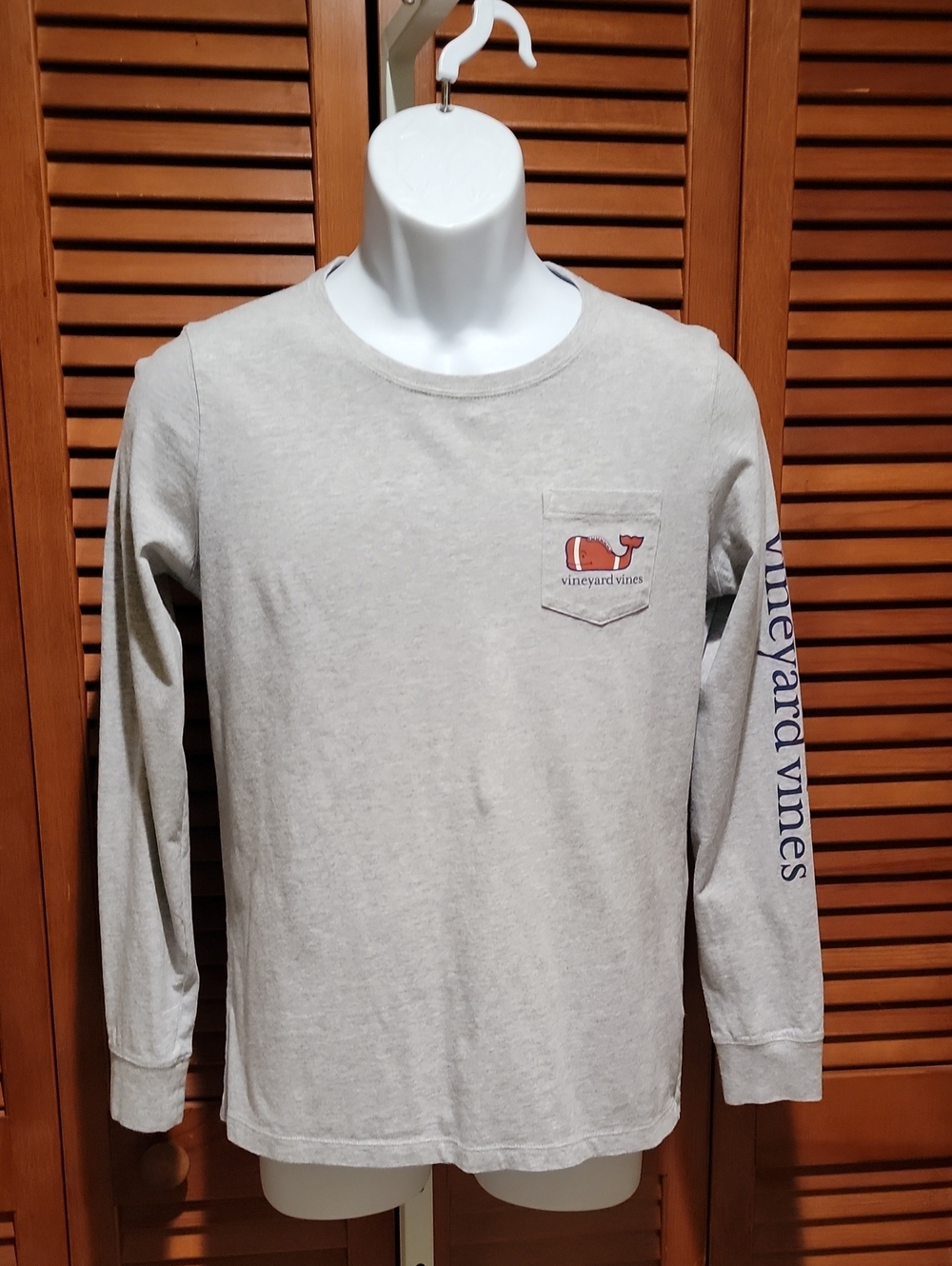VINEYARD VINES FOOTBALL WHALE LONG SLEEVE POCKET TEE IN LIGHT GRAY